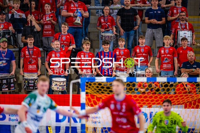 Fans und Trommler im Hintergrund