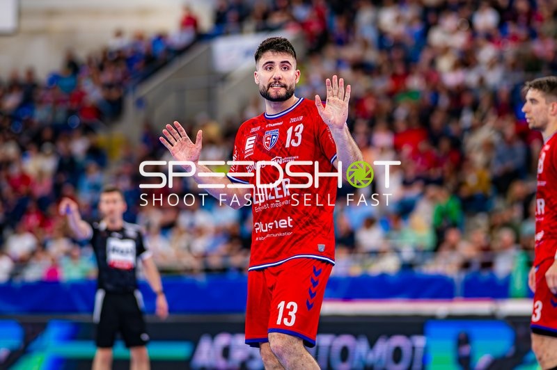 Spieler zeigt Hände Juan De la Pena (13;SG BBM Bietigheim)