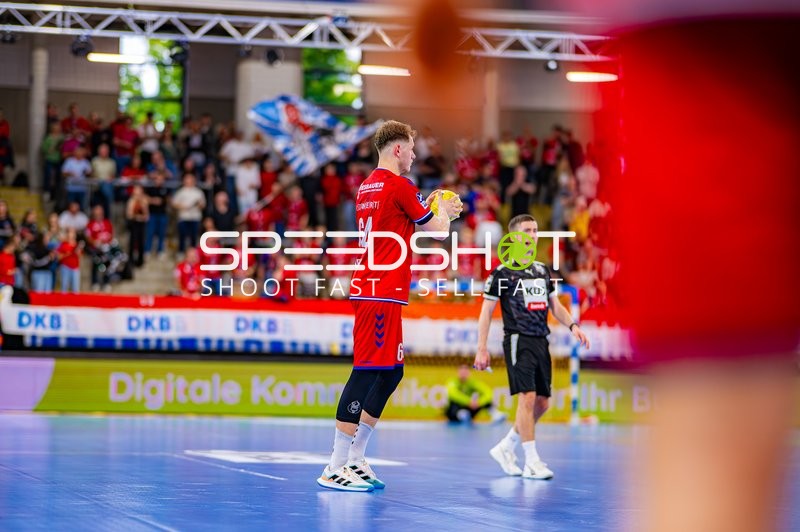 Ball halten Maximilian Hejny (64;SG BBM Bietigheim)