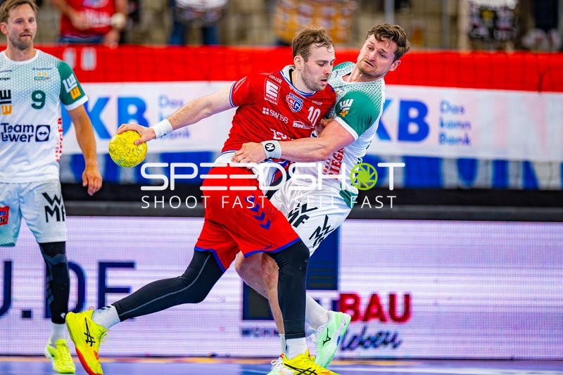 Tom Wolf (10, SG BBM Bietigheim) mit Ball gegen Andreas Flodman (9, Frisch Auf Göppingen)