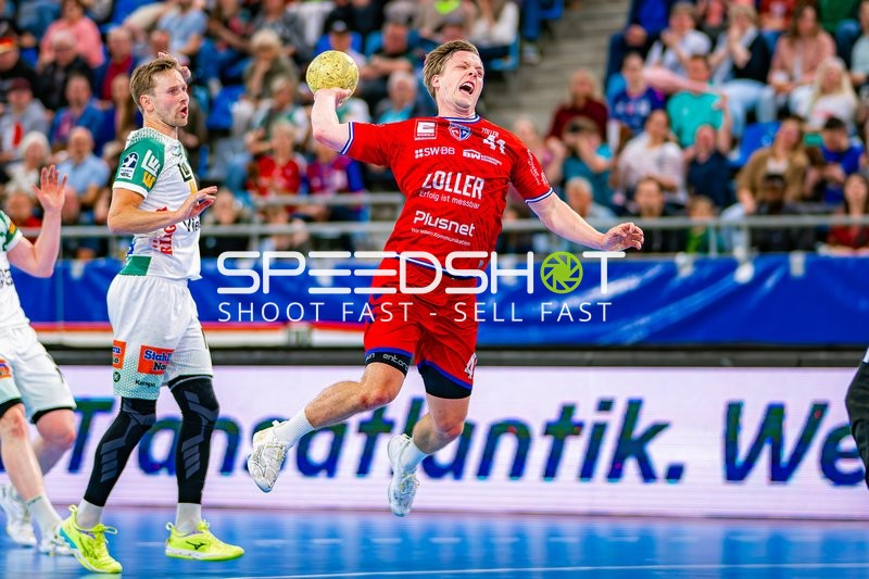 Wurf Till Hermann (41;SG BBM Bietigheim) gegen Andreas Flodman (9;Frisch Auf Göppingen)