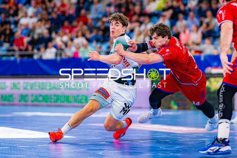 Foul Fynn Nicolaus (14;SG BBM Bietigheim) an Elias Newel (40;Frisch Auf Göppingen)