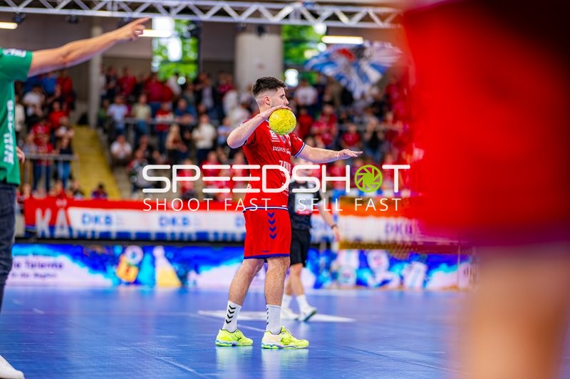 Ball halten Juan De la Pena (13;SG BBM Bietigheim)