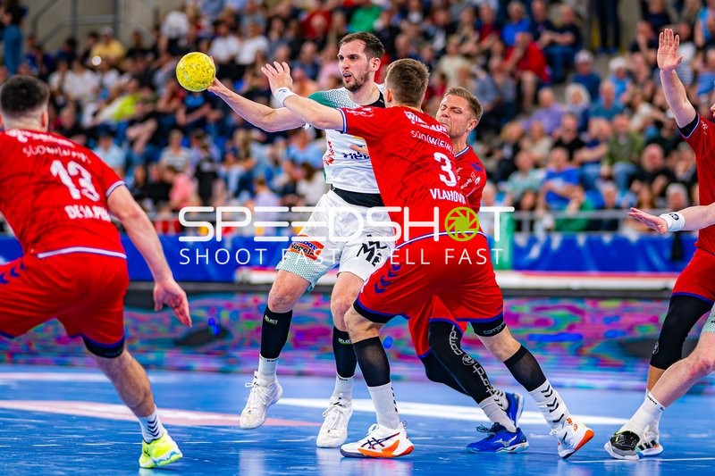 Block von Nikola Vlahovic (3;SG BBM Bietigheim) gegen Josip Sarac (13;Frisch Auf Göppingen)