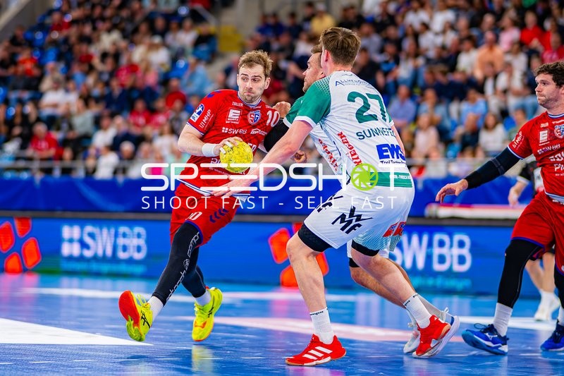 Wurf von Tom Wolf (10;SG BBM Bietigheim) gegen Oskar Sunnefeldt (27;Frisch Auf Göppingen)