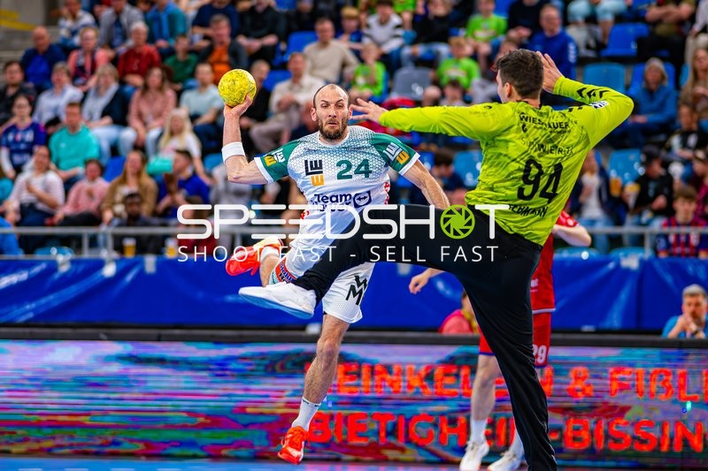 Wurf Marcel Schiller (24;Frisch Auf Göppingen) gegen Daniel Rebmann (94;SG BBM Bietigheim)