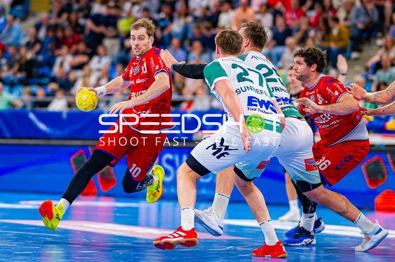 Wurf von Tom Wolf (10;SG BBM Bietigheim) gegen Oskar Sunnefeldt (27;Frisch Auf Göppingen)