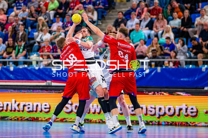 Block von Fabian Wiederstein (18;SG BBM Bietigheim) und Jona Bader (24;SG BBM Bietigheim) gegen Josip Sarac (13;Frisch Auf Göppingen)