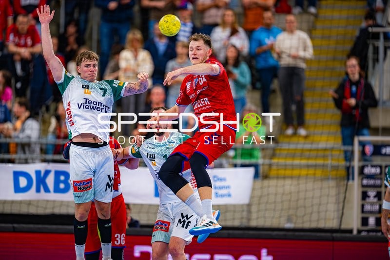 Wurf Maximilian Hejny (64;SG BBM Bietigheim) gegen Victor Klöve (7;Frisch Auf Göppingen), 36; Frisch Auf Göppingen