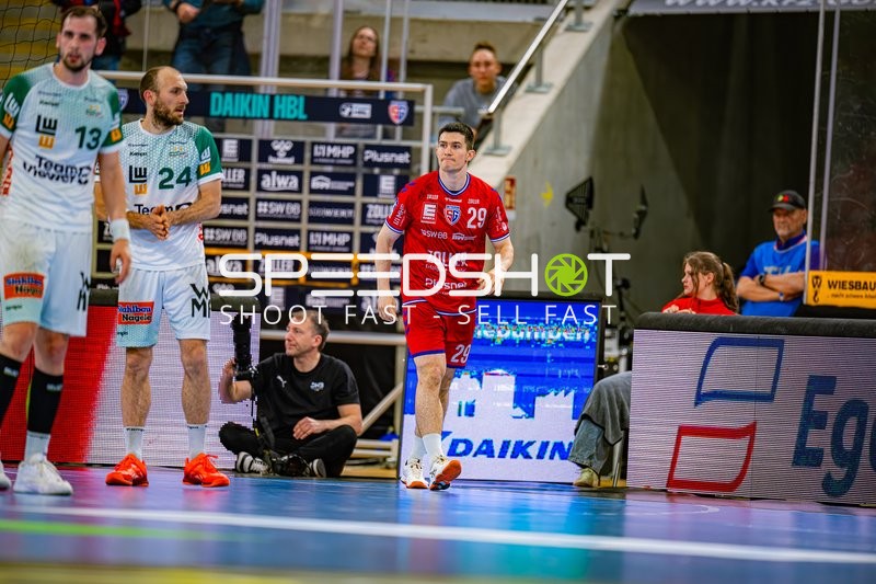 Spielszene mit Moritz Strosack (29;SG BBM Bietigheim), Jona Bader (24;SG BBM Bietigheim), Josip Sarac (13;Frisch Auf Göppingen)