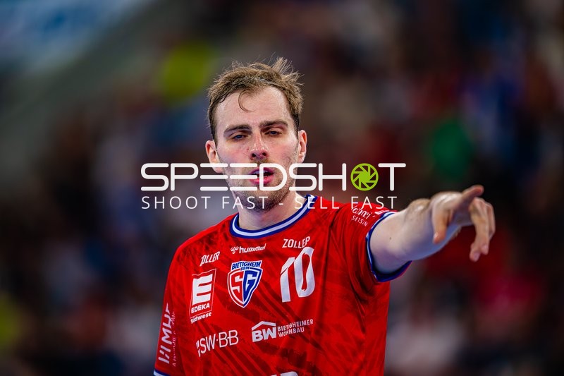 Spieler zeigt Richtung Tom Wolf (10;SG BBM Bietigheim)