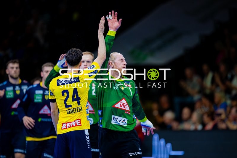 High Five Patrick Groetzki (24;Rhein Neckar Löwen), Mikael Appelgren (1;Rhein Neckar Löwen)