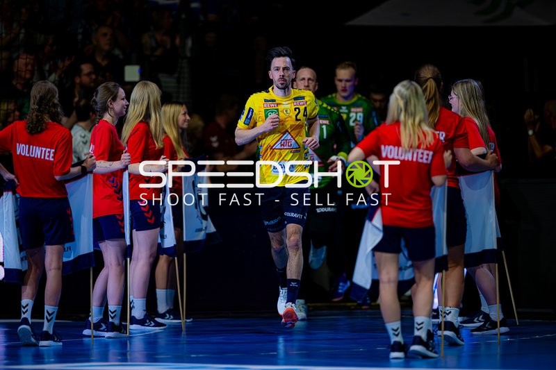 Spieler Einlaufen Patrick Groetzki (24;Rhein Neckar Löwen), Mikael Appelgren (1;Rhein Neckar Löwen), Jon Lindenchrone Andersen (42;Rhein Neckar Löwen)