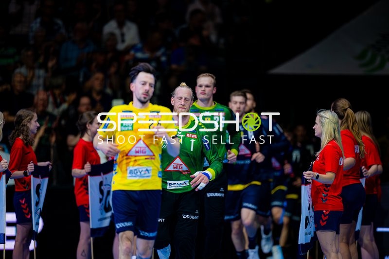 Spieler laufen ein David Späth (29;Rhein Neckar Löwen), Mikael Appelgren (1;Rhein Neckar Löwen), Patrick Groetzki (24;Rhein Neckar Löwen)