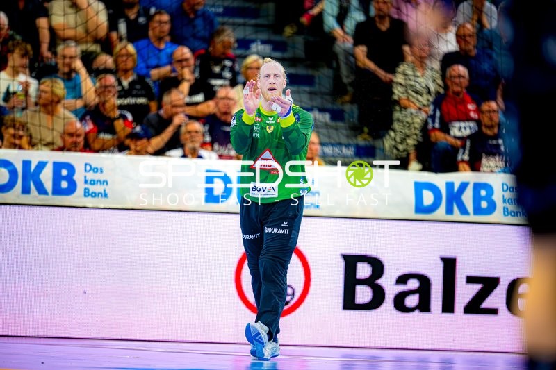 Torwart Mikael Appelgren (1;Rhein Neckar Löwen) bereitet sich vor