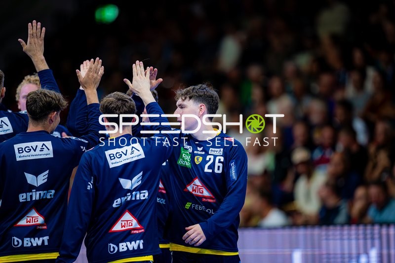 High-Five Oskar Czertowicz (26;SG Flensburg Handewitt)