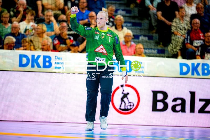 Torwart hebt Faust Mikael Appelgren (1;Rhein Neckar Löwen)