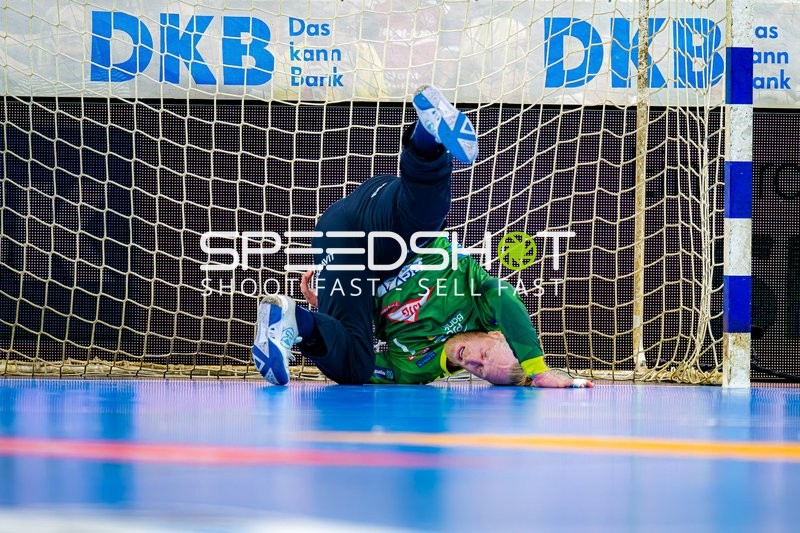 Torwart liegt am Boden