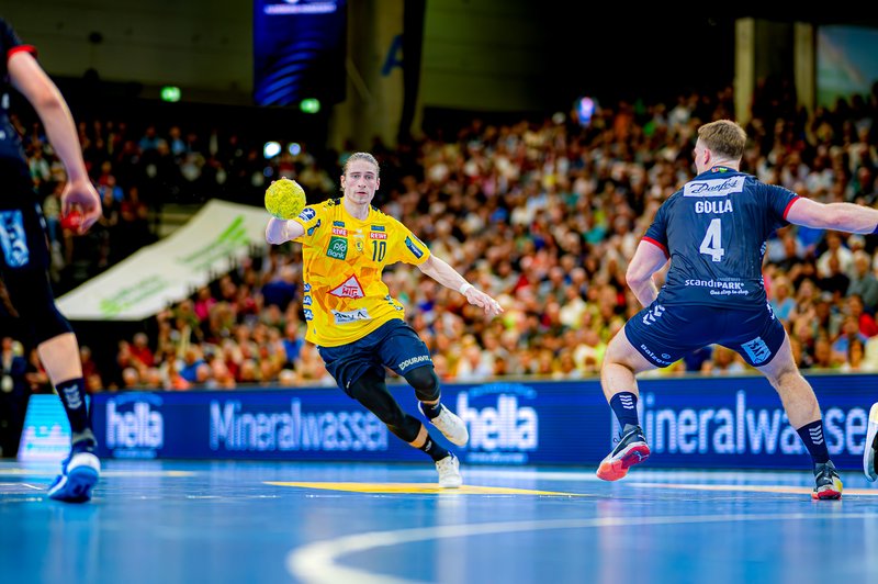 Wurf von Juri Knorr (10;Rhein Neckar Löwen) gegen 4; SG Flensburg Handewitt