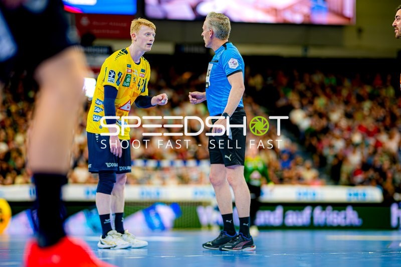 Diskussion mit Schiedsrichter Jon Lindenchrone Andersen (42;Rhein Neckar Löwen)