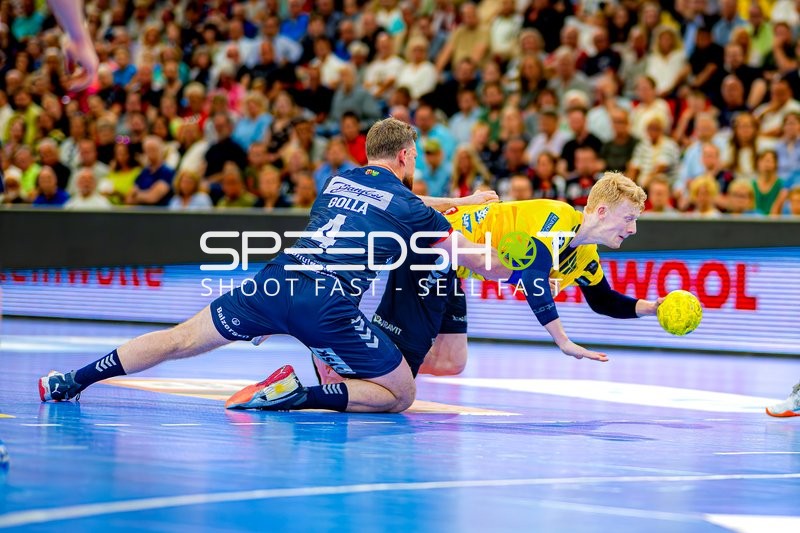 Foul  an Jon Lindenchrone Andersen (42;Rhein Neckar Löwen)