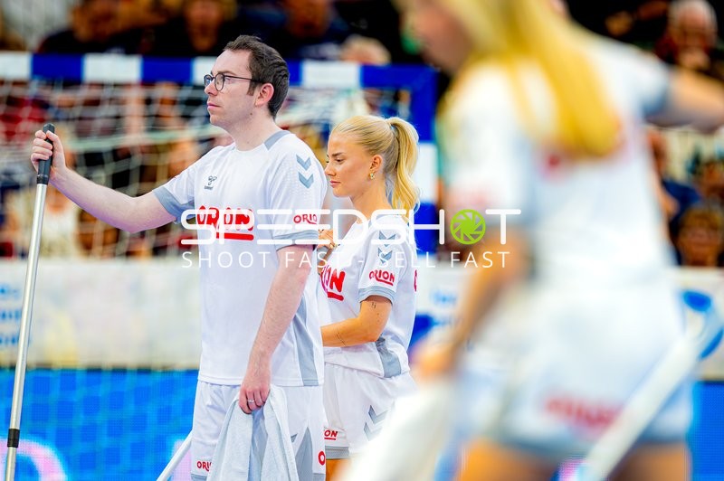 Zwei Personen in weißen Trikots