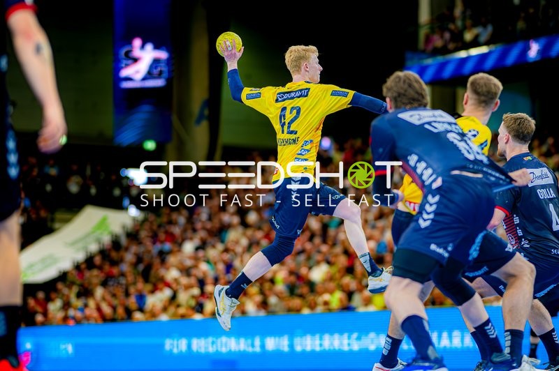 Jon Lindenchrone Andersen (42, Rhein Neckar Löwen) springt zum Wurf