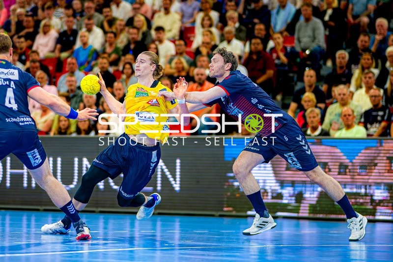 Tackle Juri Knorr (10;Rhein Neckar Löwen), 4; SG Flensburg Handewitt, Ivan Martinović (5;Rhein Neckar Löwen)