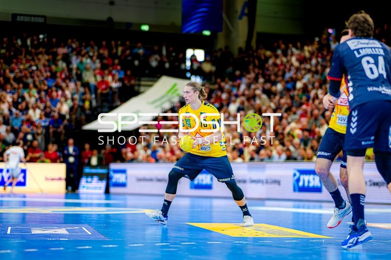 Ballbesitz Juri Knorr (10;Rhein Neckar Löwen) gegen 64; SG Flensburg Handewitt