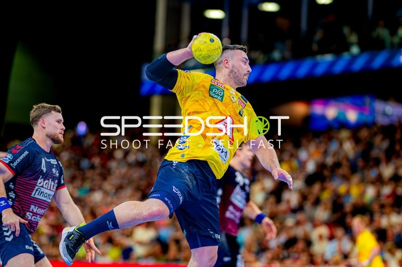 Wurf Jannik Kohlbacher (80;Rhein Neckar Löwen) gegen 4; SG Flensburg Handewitt