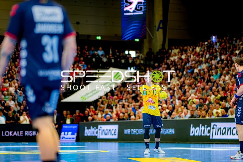 Ballbesitz Juri Knorr (10;Rhein Neckar Löwen) gegen 31; SG Flensburg Handewitt
