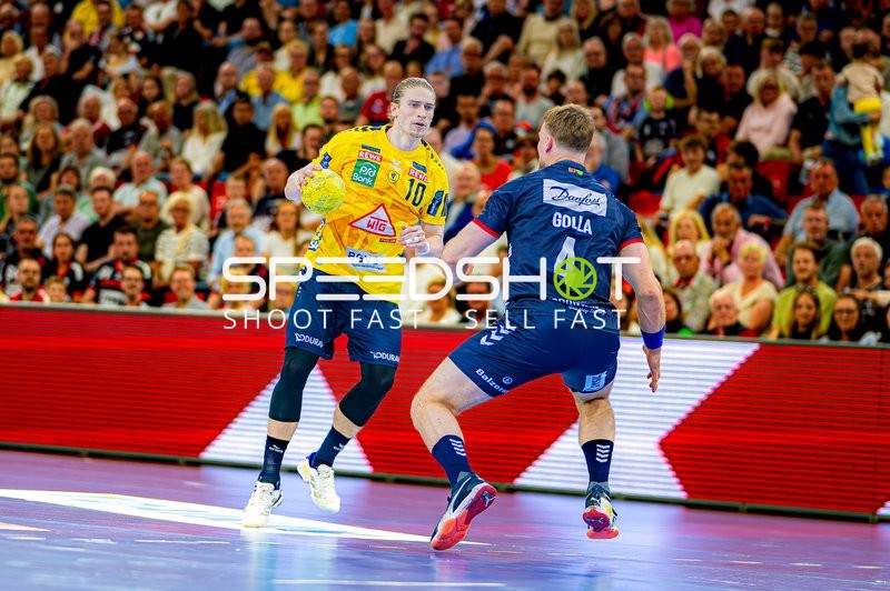 Dribbling Juri Knorr (10;Rhein Neckar Löwen) gegen 4; SG Flensburg Handewitt