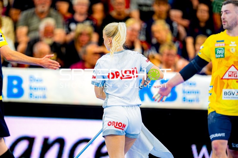 Ballreinigung vor Spielbeginn Jannik Kohlbacher (80;Rhein Neckar Löwen)