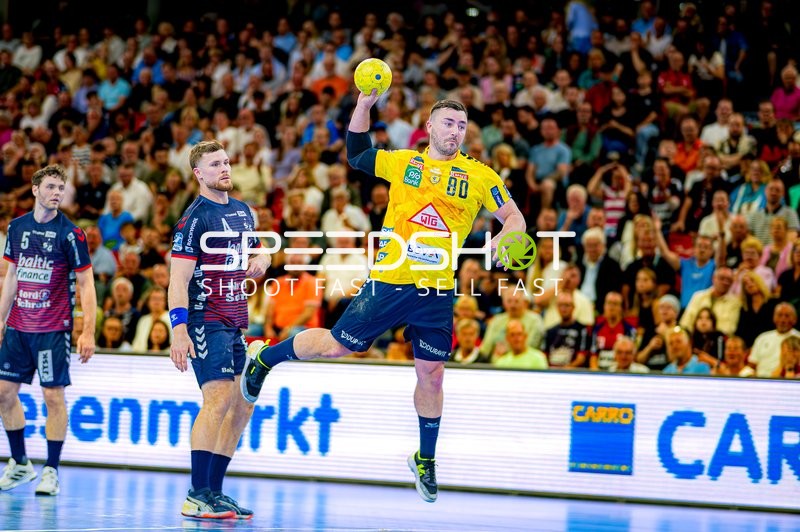 Wurf Jannik Kohlbacher (80;Rhein Neckar Löwen) gegen 4; SG Flensburg Handewitt, 5; SG Flensburg Handewitt