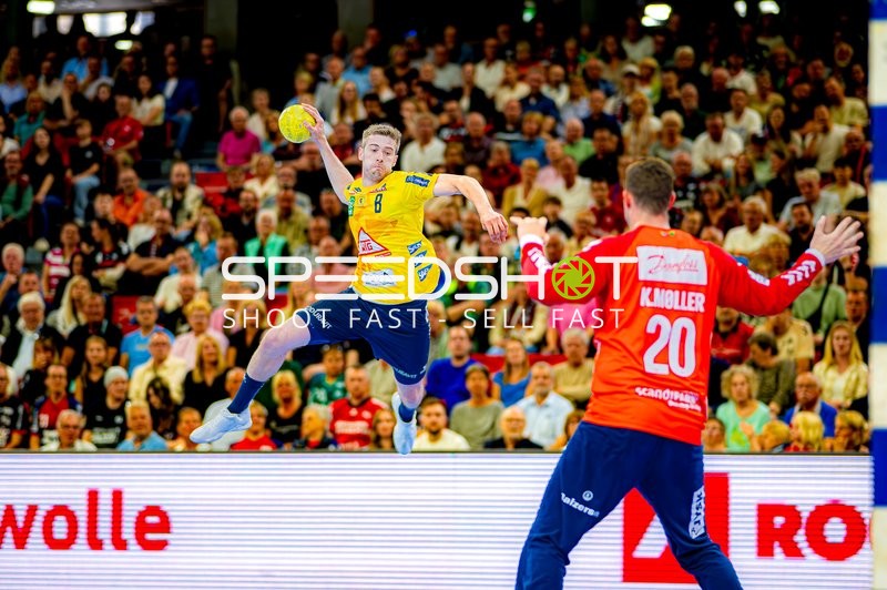 Wurf Tim Nothdurft (8;Rhein Neckar Löwen) gegen Torwart 20; SG Flensburg Handewitt