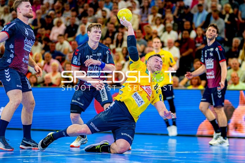 Wurf Jannik Kohlbacher (80;Rhein Neckar Löwen) gegen Oskar Czertowicz (26;SG Flensburg Handewitt)