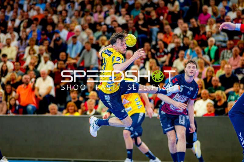 Wurf Patrick Groetzki (24;Rhein Neckar Löwen), Olle Forsell-Schefvert (25;Rhein Neckar Löwen)