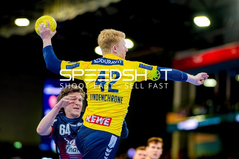 Jon Lindenchrone Andersen (42, Rhein Neckar Löwen) wirft, 64, SG Flensburg Handewitt verteidigt