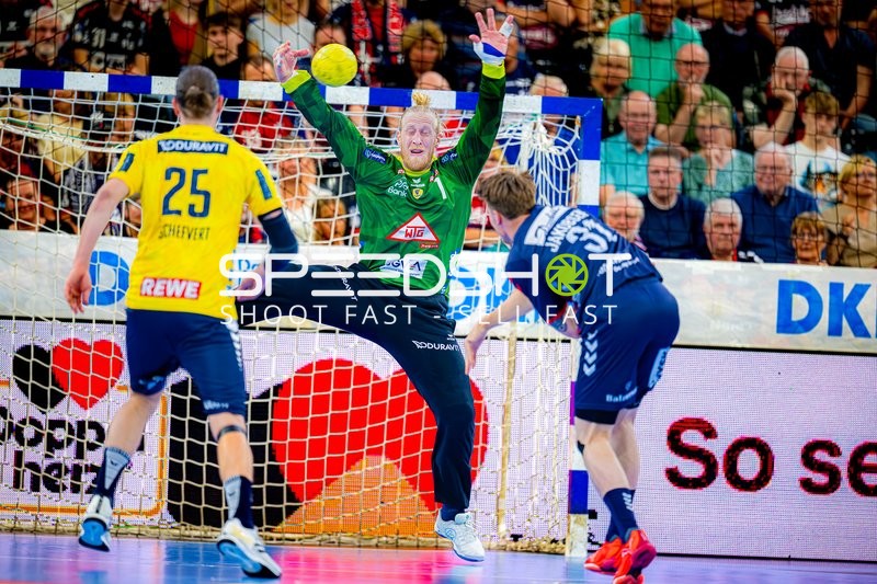 Save von Mikael Appelgren (1;Rhein Neckar Löwen) gegen Oskar Czertowicz (26;SG Flensburg Handewitt)