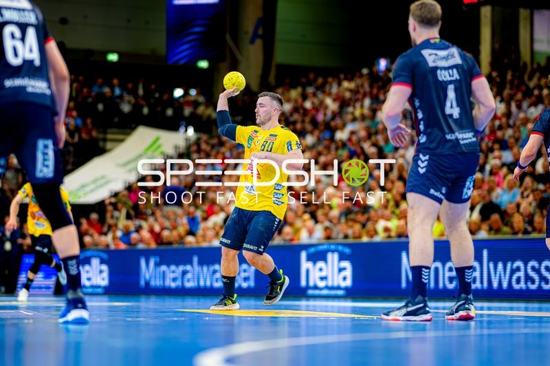 Wurf von Jannik Kohlbacher (80;Rhein Neckar Löwen) gegen 4; SG Flensburg Handewitt