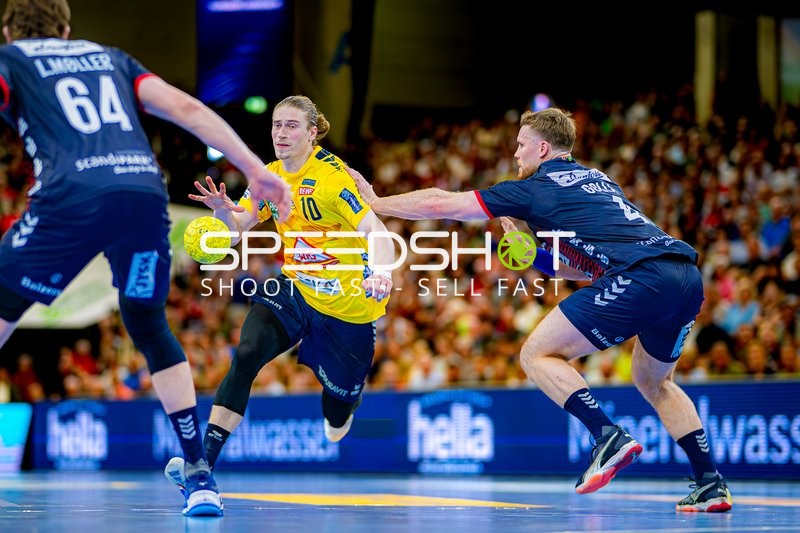 Dribbling Juri Knorr (10;Rhein Neckar Löwen) gegen 64; SG Flensburg Handewitt, 2; SG Flensburg Handewitt