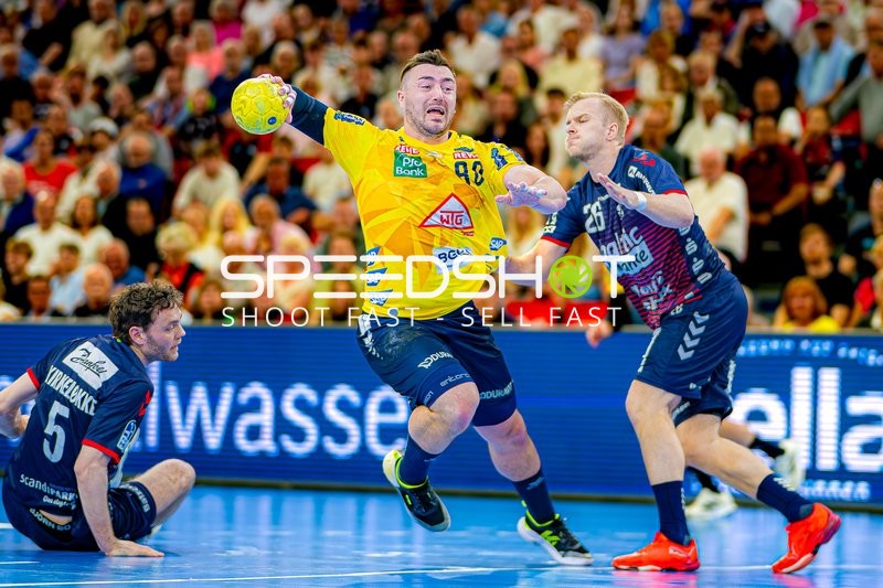 Wurf Jannik Kohlbacher (80;Rhein Neckar Löwen) gegen Oskar Czertowicz (26;SG Flensburg Handewitt), 5; SG Flensburg Handewitt