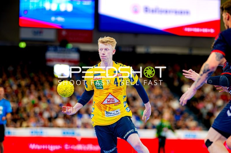 Ballkontrolle Jon Lindenchrone Andersen (42;Rhein Neckar Löwen)