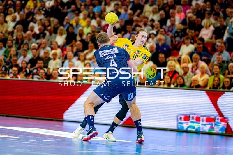 Wurf Juri Knorr (10;Rhein Neckar Löwen) gegen 4; SG Flensburg Handewitt