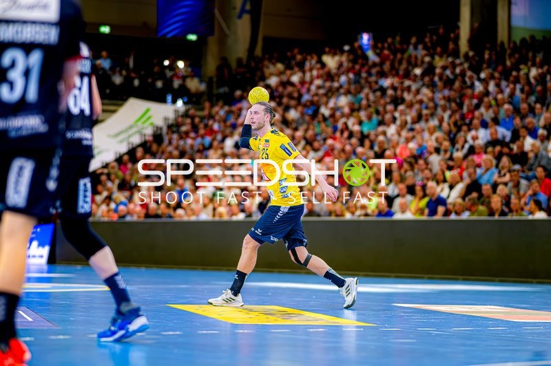 Wurfvorbereitung Olle Forsell-Schefvert (25;Rhein Neckar Löwen)