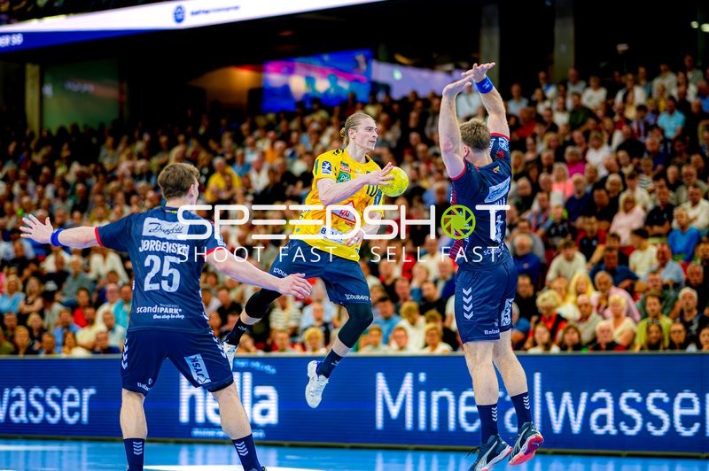 Wurf Juri Knorr (10;Rhein Neckar Löwen) gegen 25; SG Flensburg Handewitt