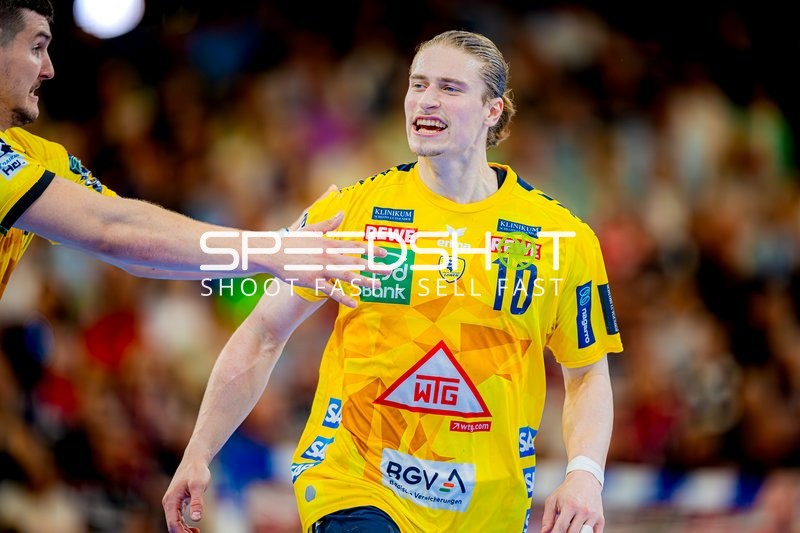 Spielerinteraktion Juri Knorr (10;Rhein Neckar Löwen), Halil Jaganjac (45;Rhein Neckar Löwen)