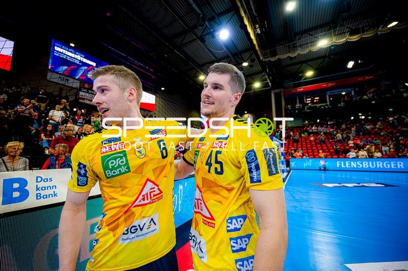 Feier nach Tor Tim Nothdurft (8;Rhein Neckar Löwen), Halil Jaganjac (45;Rhein Neckar Löwen)