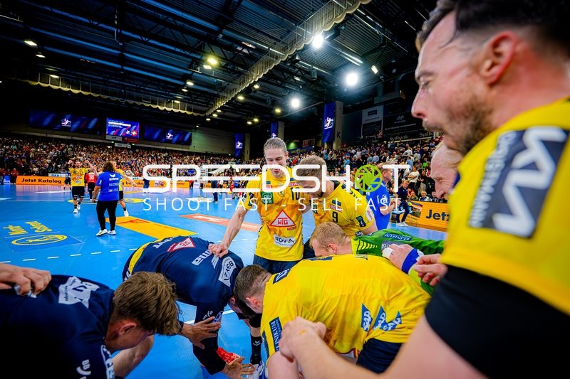 Feier nach Spielende Juri Knorr (10;Rhein Neckar Löwen), Steven Plucnar Jacobsen (9;Rhein Neckar Löwen)