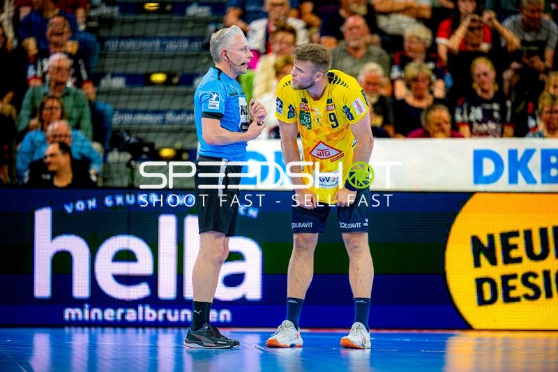 Diskussion mit Schiedsrichter Steven Plucnar Jacobsen (9;Rhein Neckar Löwen)